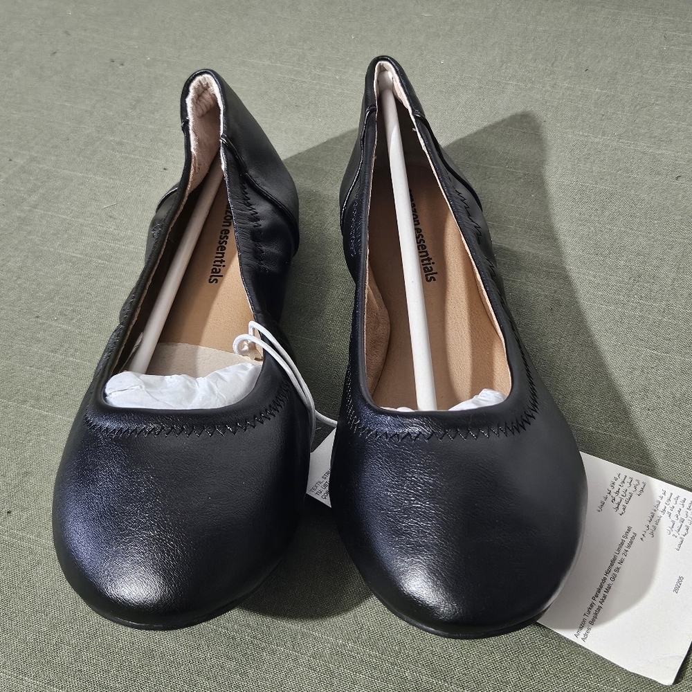 Amazon Essentials Women's Classic Black Flats Loafers - Picture 4 of 9